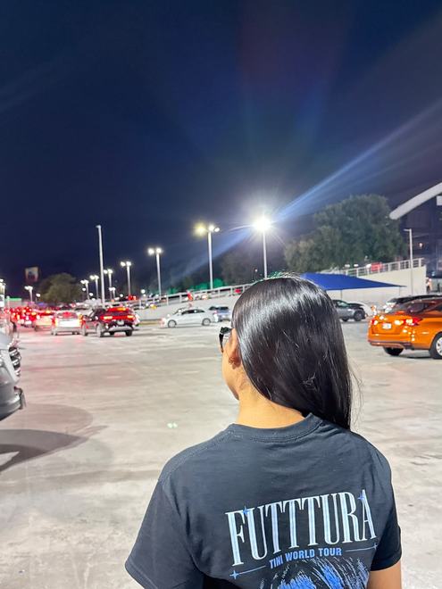 Cliente usando playera Futttura